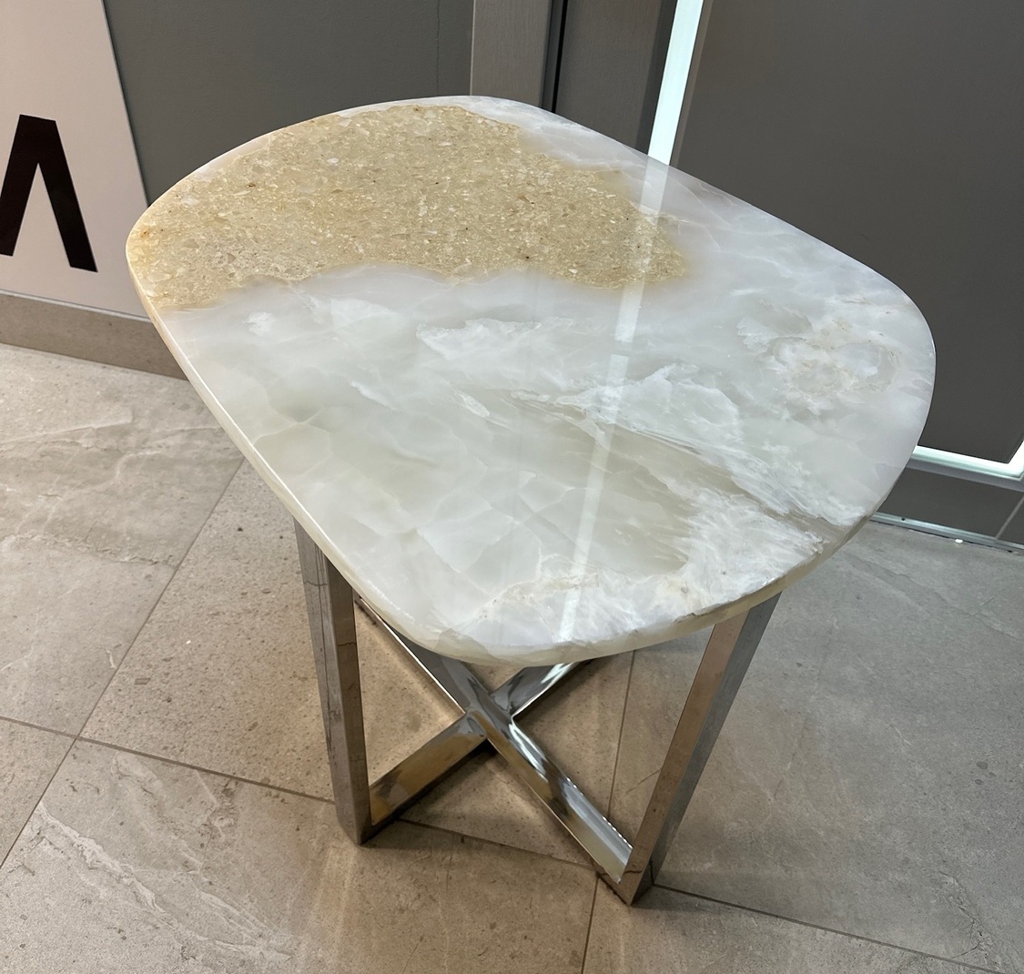 Столик из оникса&nbsp;