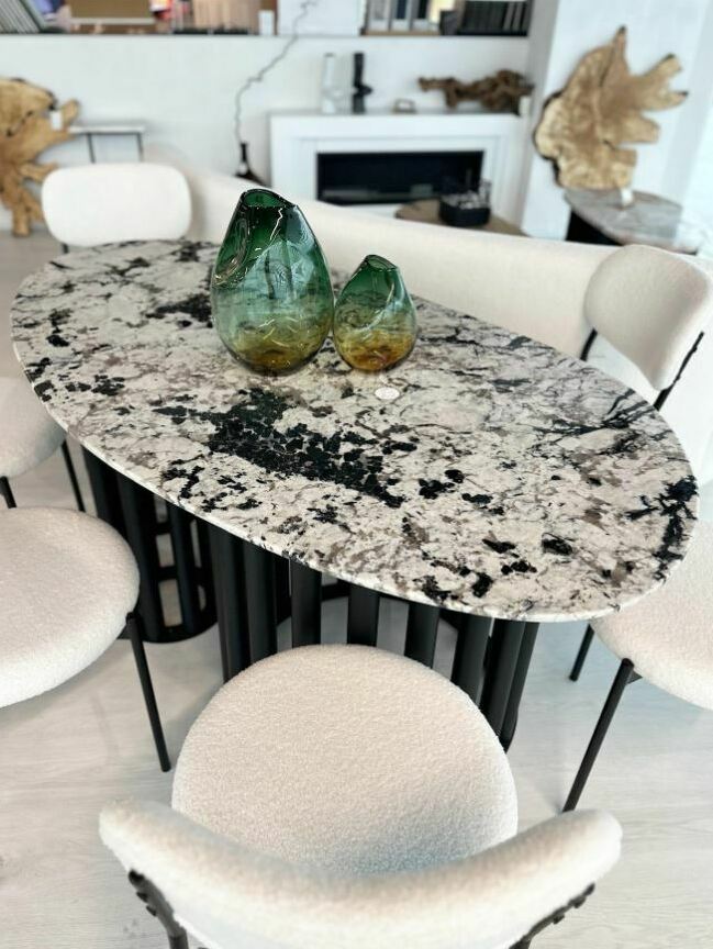 Стол обеденный из гранита