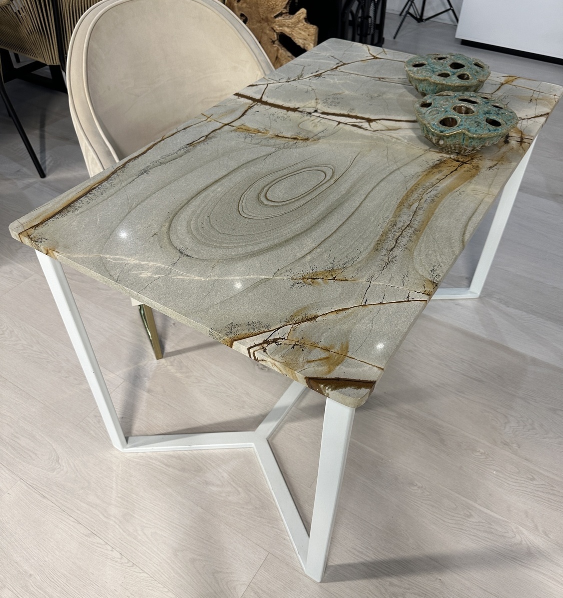 Обеденный стол из кварцита blue roma&nbsp;