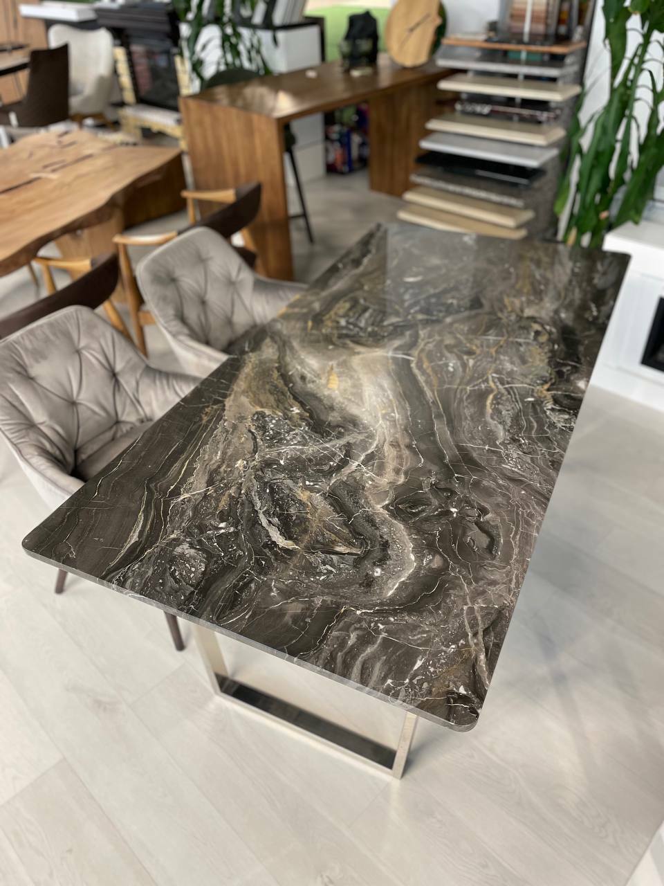 Обеденный стол из натурального мрамора