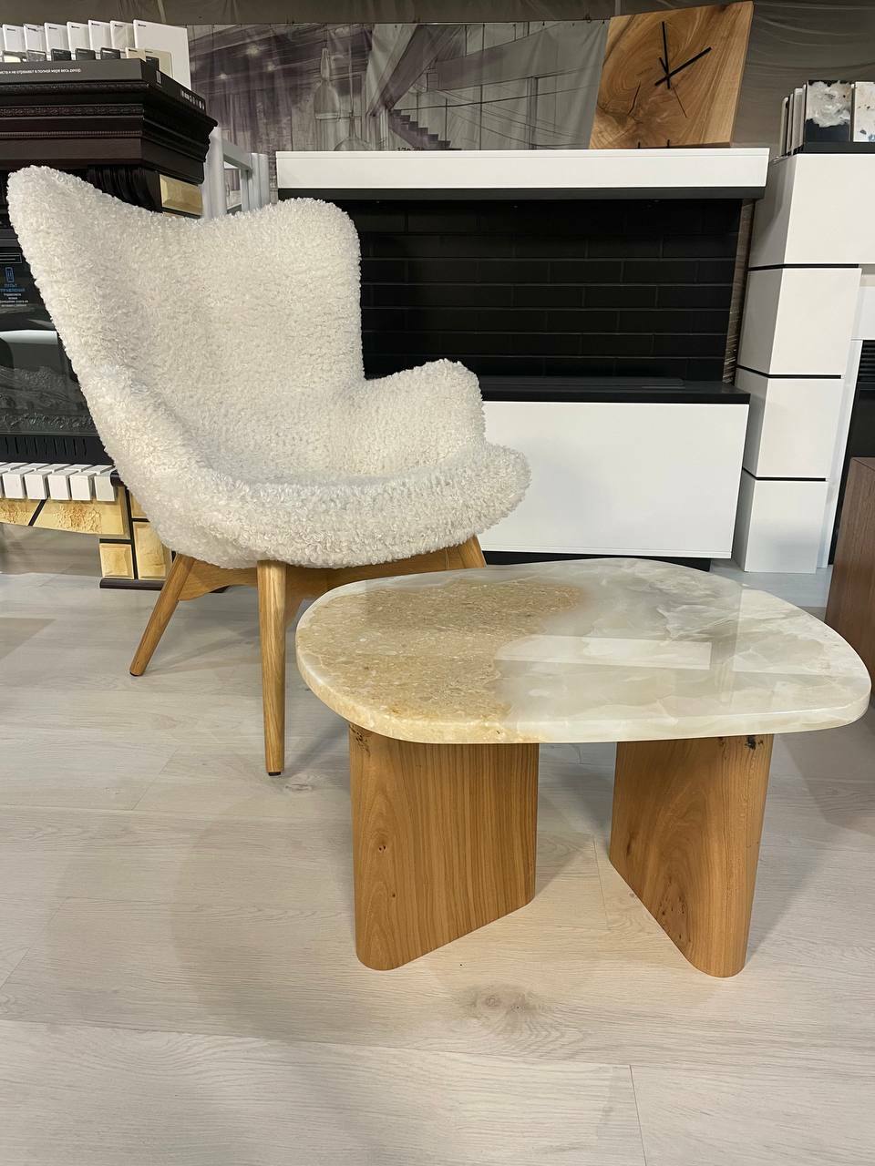 Столик из оникса с деревянными ножками