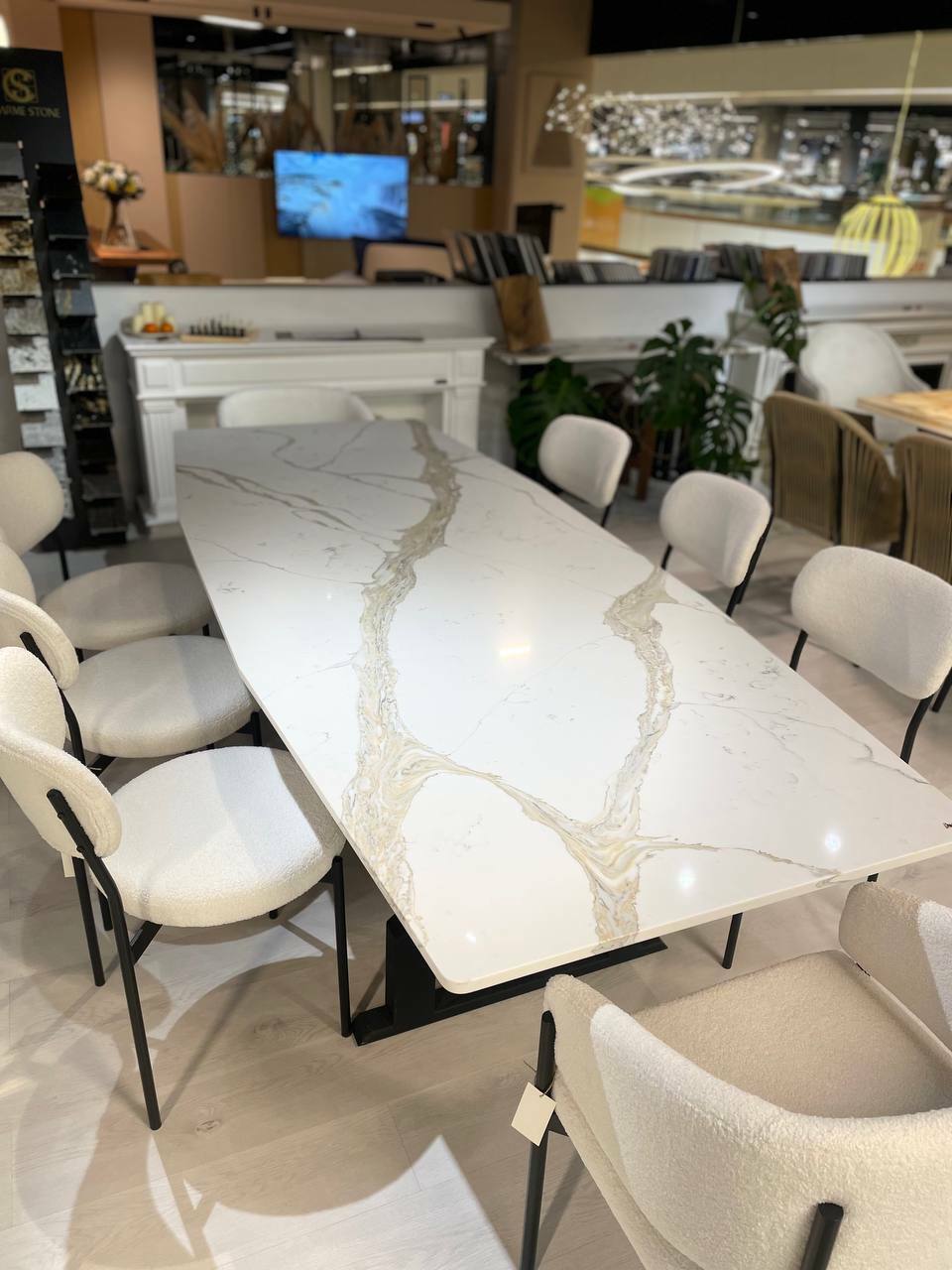 Обеденный стол из кварцевого агломерата AVANT