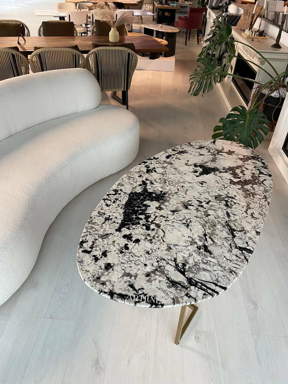 Журнальный стол из гранита