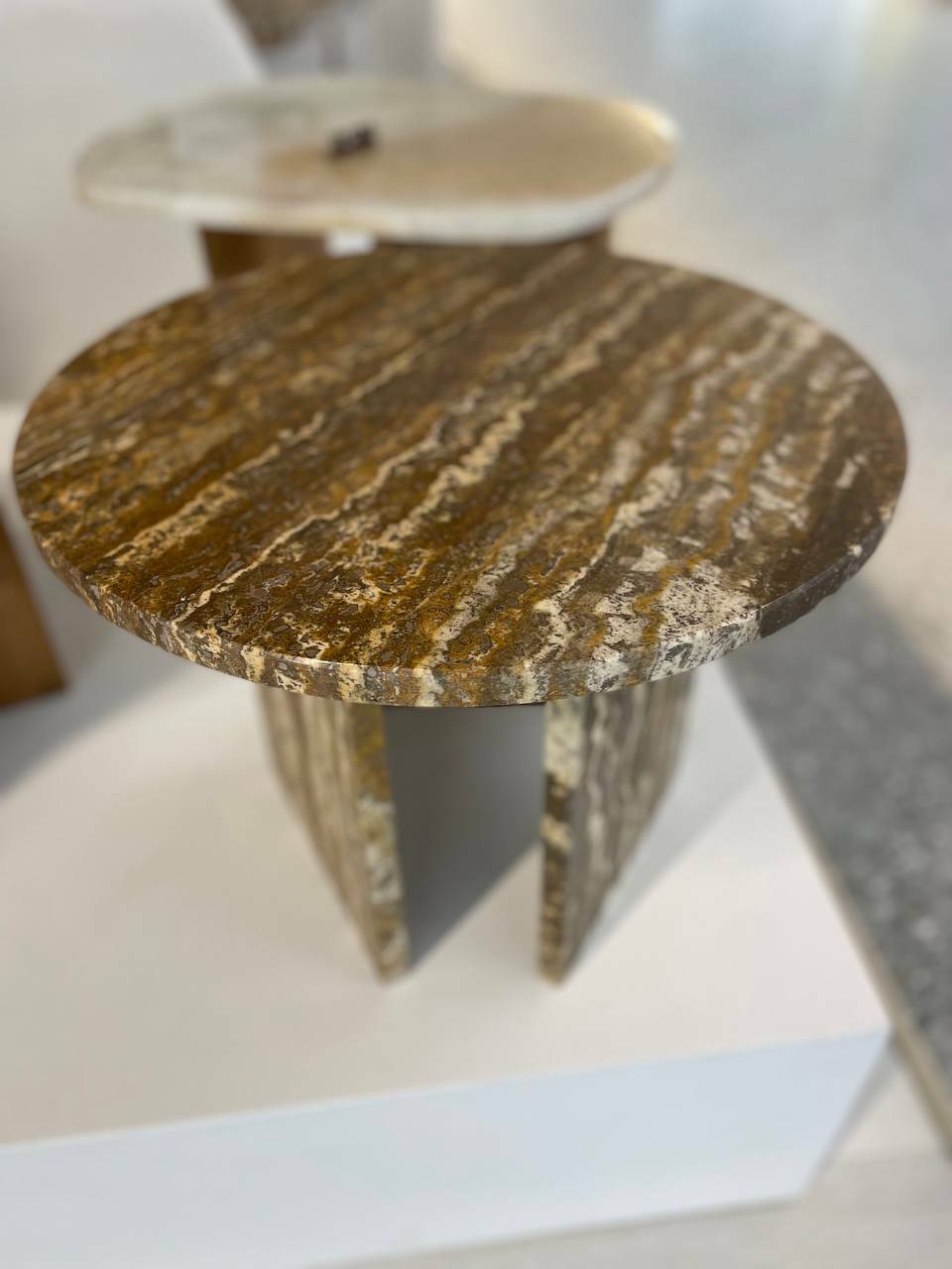 Столик из травертина