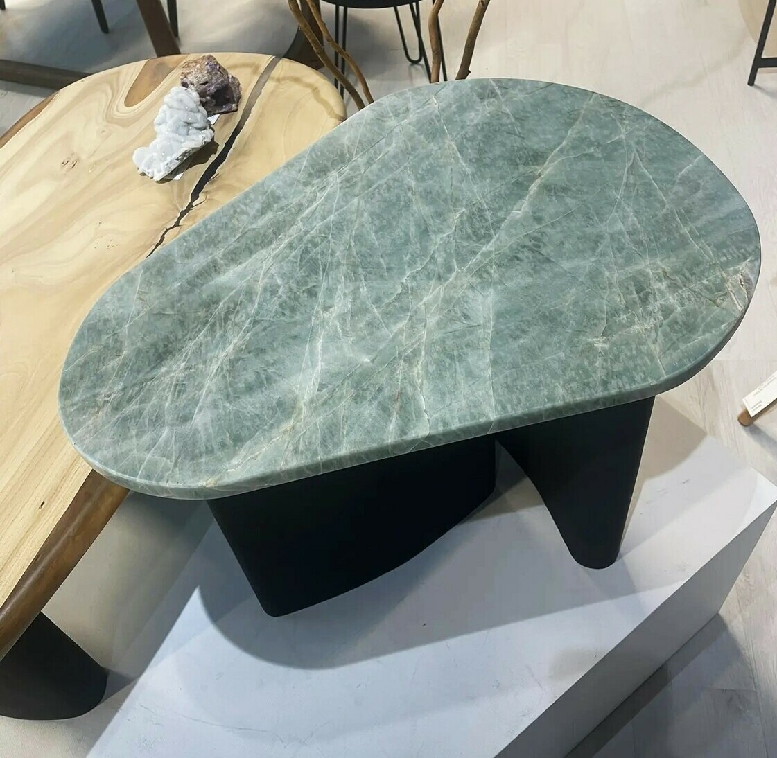 Столик из оникса 